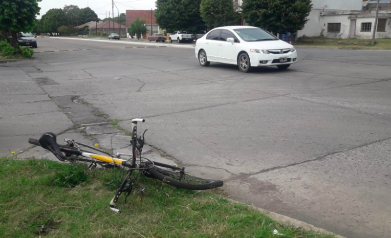 Una ciclista herida tras ser embestida por un automóvil Canal Verte